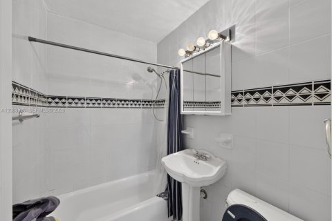 Casa en venta en Miami, Florida, 4 dormitorios, 201.88 m2 № 2353150 - foto 5