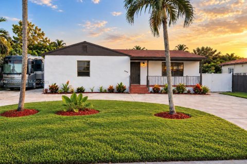 Casa en Miami, Florida 4 dormitorios, 201.88 m2 № 2353150