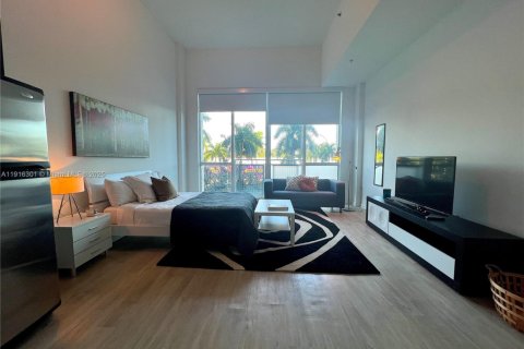 Condominio en alquiler en Miami, Florida, 1 dormitorio, 47.01 m2 № 1971085 - foto 1