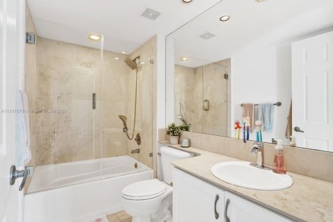 Condo in Miami, Florida, 3 bedrooms  № 1706765 - photo 16