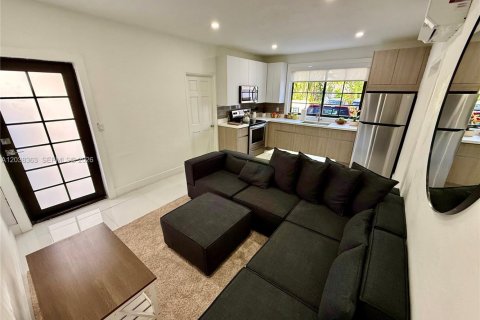 House in Miami Beach, Florida 3 bedrooms, 92.9 sq.m. № 2185369 - photo 3