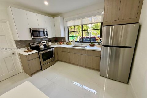 House in Miami Beach, Florida 3 bedrooms, 92.9 sq.m. № 2185369