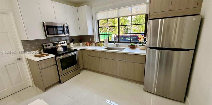 House in Miami Beach, Florida 3 bedrooms, 92.9 sq.m. № 2185369