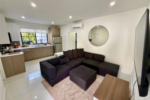 House in Miami Beach, Florida 3 bedrooms, 92.9 sq.m. № 2185369 - photo 2