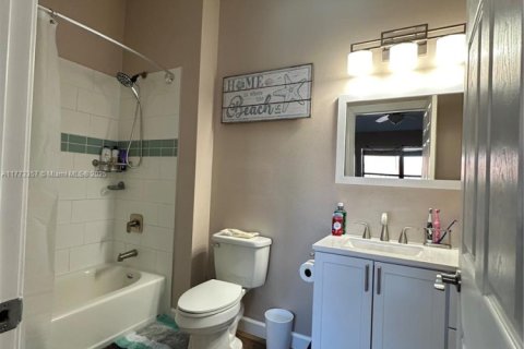 Townhouse in Indialantic, Florida 2 bedrooms, 150.5 sq.m. № 1711966 - photo 8