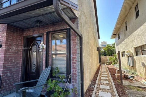Townhouse in Indialantic, Florida 2 bedrooms, 150.5 sq.m. № 1711966 - photo 1