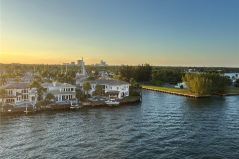 Снять в аренду кондоминиум в Холливуд, Флорида 1 спальня, 80.27м2, № 1936894 - фото 1