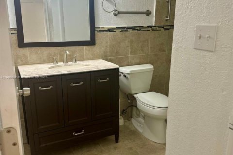 Condo in Miami, Florida, 2 bedrooms  № 1953998 - photo 16