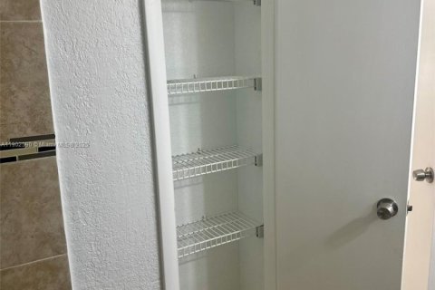 Condo in Miami, Florida, 2 bedrooms  № 1953998 - photo 18