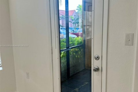 Condo in Miami, Florida, 2 bedrooms  № 1953998 - photo 25