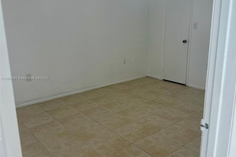 Condo in Miami, Florida, 2 bedrooms  № 1953998 - photo 13