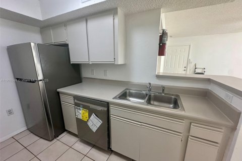 Condo in Miami, Florida, 2 bedrooms  № 1953998 - photo 11