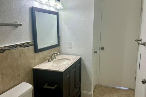 Condo in Miami, Florida, 2 bedrooms  № 1953998 - photo 23
