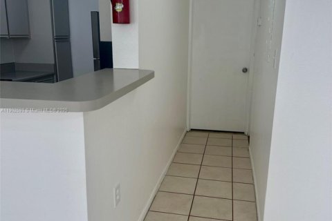 Condo in Miami, Florida, 2 bedrooms  № 1953998 - photo 12