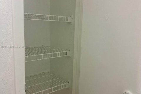 Condo in Miami, Florida, 2 bedrooms  № 1953998 - photo 24