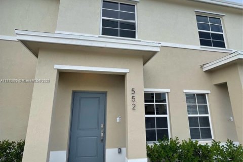 House in Florida City, Florida 2 bedrooms, 112.23 sq.m. № 1766872 - photo 1