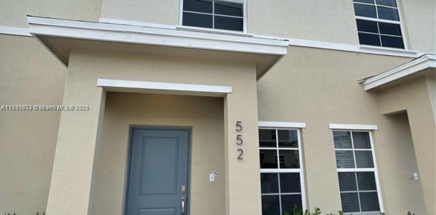 House in Florida City, Florida 2 bedrooms, 112.23 sq.m. № 1766872