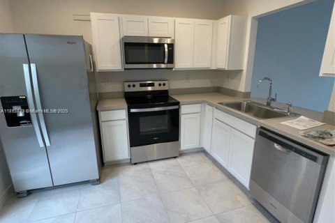 House in Florida City, Florida 2 bedrooms, 112.23 sq.m. № 1766872 - photo 2