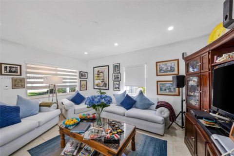 House in North Miami Beach, Florida 3 bedrooms, 131.55 sq.m. № 2014877 - photo 4