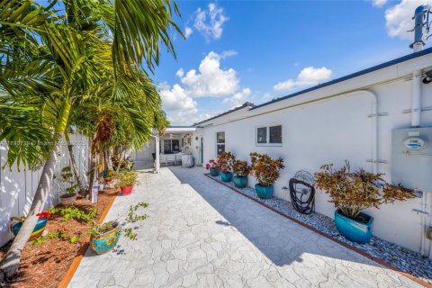 House in North Miami Beach, Florida 3 bedrooms, 131.55 sq.m. № 2014877 - photo 27