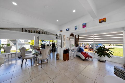 House in North Miami Beach, Florida 3 bedrooms, 131.55 sq.m. № 2014877 - photo 6