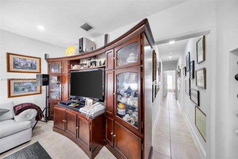 House in North Miami Beach, Florida 3 bedrooms, 131.55 sq.m. № 2014877 - photo 12