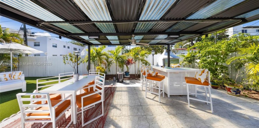House in North Miami Beach, Florida 3 bedrooms, 131.55 sq.m. № 2014877