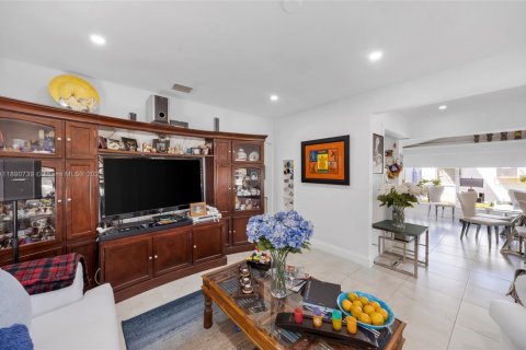 House in North Miami Beach, Florida 3 bedrooms, 131.55 sq.m. № 2014877 - photo 5