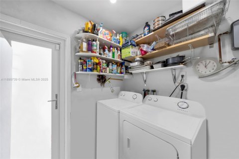 House in North Miami Beach, Florida 3 bedrooms, 131.55 sq.m. № 2014877 - photo 18