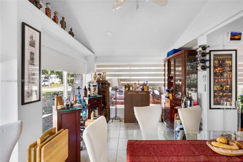 House in North Miami Beach, Florida 3 bedrooms, 131.55 sq.m. № 2014877 - photo 11