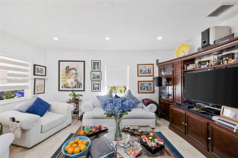 House in North Miami Beach, Florida 3 bedrooms, 131.55 sq.m. № 2014877 - photo 3