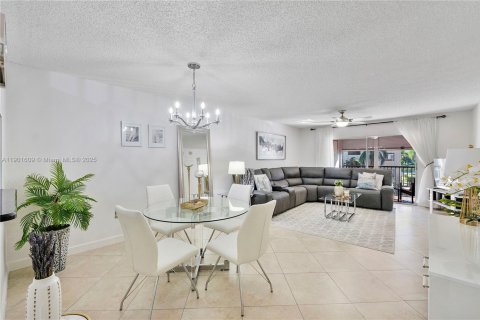 Copropriété à vendre à Pembroke Pines, Floride: 2 chambres, 112.13 m2 № 1953052 - photo 1