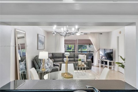 Copropriété à vendre à Pembroke Pines, Floride: 2 chambres, 112.13 m2 № 1953052 - photo 4