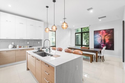House in Doral, Florida 4 bedrooms, 264.21 sq.m. № 1875431 - photo 13
