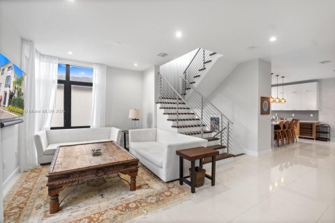 House in Doral, Florida 4 bedrooms, 264.21 sq.m. № 1875431 - photo 5
