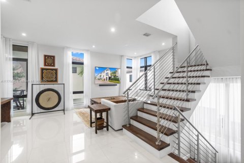 House in Doral, Florida 4 bedrooms, 264.21 sq.m. № 1875431 - photo 3
