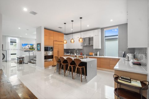 House in Doral, Florida 4 bedrooms, 264.21 sq.m. № 1875431 - photo 7