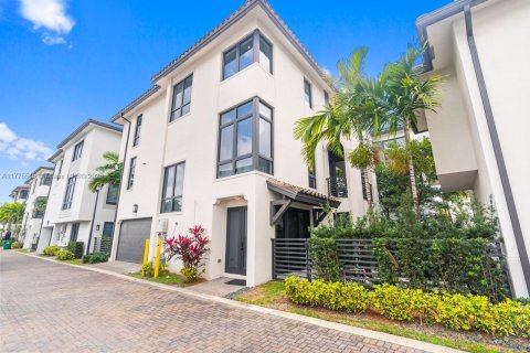 House in Doral, Florida 4 bedrooms, 264.21 sq.m. № 1875431 - photo 1