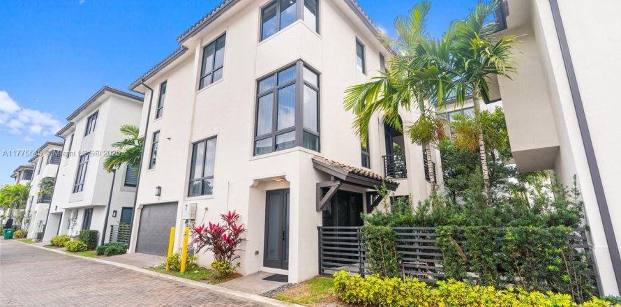 House in Doral, Florida 4 bedrooms, 264.21 sq.m. № 1875431