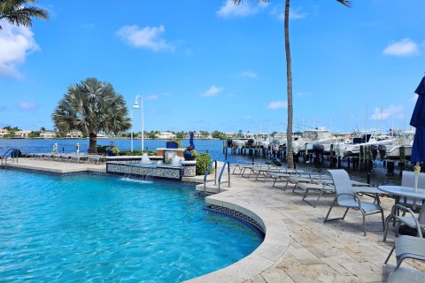 Condo in Hypoluxo, Florida, 2 bedrooms  № 2248332 - photo 22