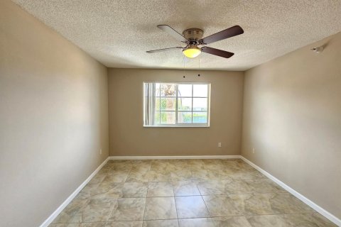 Condo in Hypoluxo, Florida, 2 bedrooms  № 2248332 - photo 17