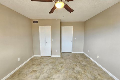 Condo in Hypoluxo, Florida, 2 bedrooms  № 2248332 - photo 16