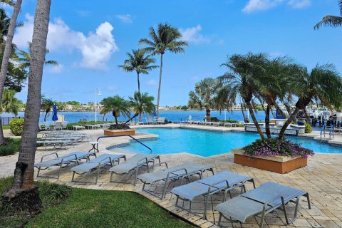 Condo in Hypoluxo, Florida, 2 bedrooms  № 2248332 - photo 23