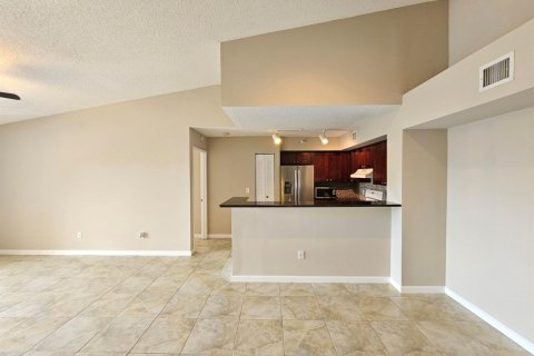 Condo in Hypoluxo, Florida, 2 bedrooms  № 2248332 - photo 5