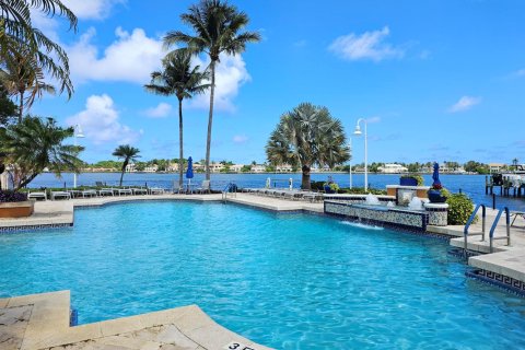 Condo in Hypoluxo, Florida, 2 bedrooms  № 2248332 - photo 21