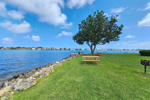 Condo in Hypoluxo, Florida, 2 bedrooms  № 2248332 - photo 29