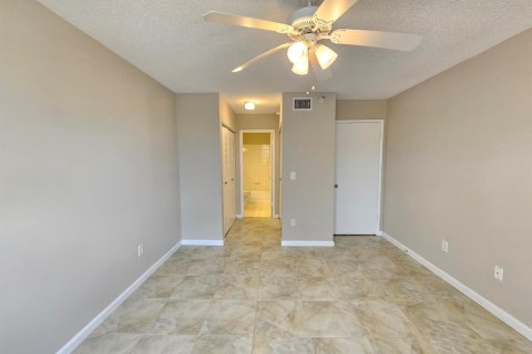 Condo in Hypoluxo, Florida, 2 bedrooms  № 2248332 - photo 8