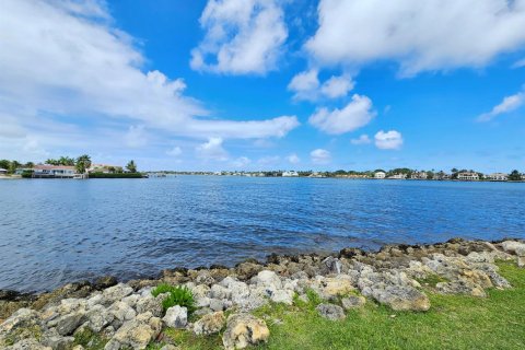 Condo in Hypoluxo, Florida, 2 bedrooms  № 2248332 - photo 28