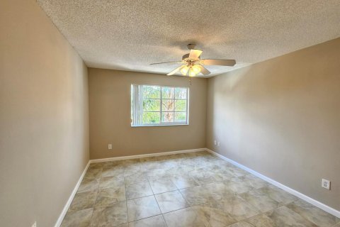 Condo in Hypoluxo, Florida, 2 bedrooms  № 2248332 - photo 11