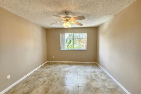 Condo in Hypoluxo, Florida, 2 bedrooms  № 2248332 - photo 10